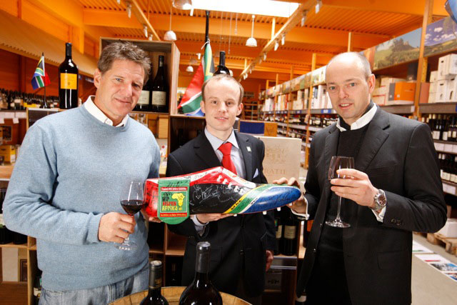 V.l.n.r.: Ronald Rijk Melck vom Weingut Muratie aus Südafrika, Andreas Söntgerath (Aktion Wir helfen Afrika) und Marcus Mannsdörfer beim Start der Aktion für Betten und Wäsche Mannsdörfer V.l.n.r.: Ronald Rijk Melck vom Weingut Muratie aus Südafrika, Andreas Söntgerath (Aktion Wir helfen Afrika) und Marcus Mannsdörfer beim Start der Aktion für Betten und Wäsche Mannsdörfer